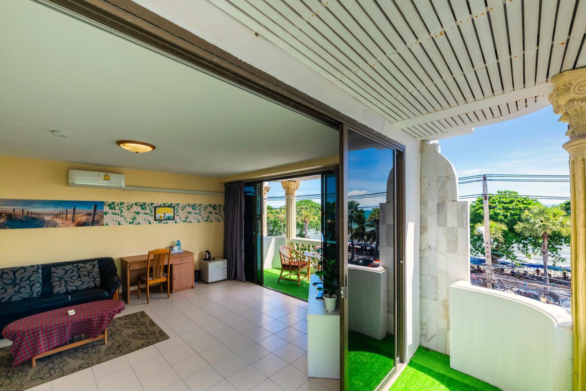 Happy Vikings - Beachfront Jomtien Beach Room photo