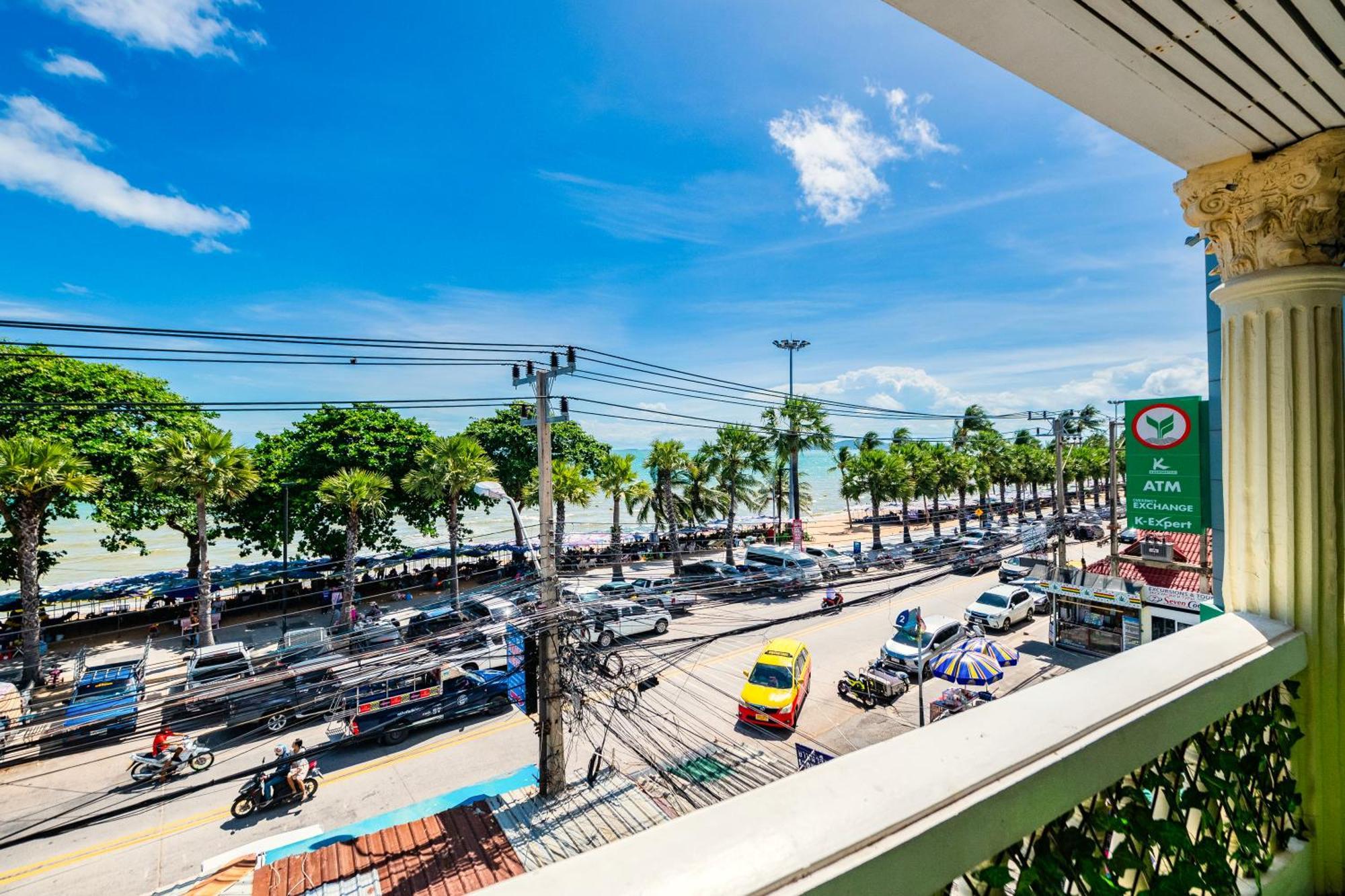 Happy Vikings - Beachfront Jomtien Beach Room photo
