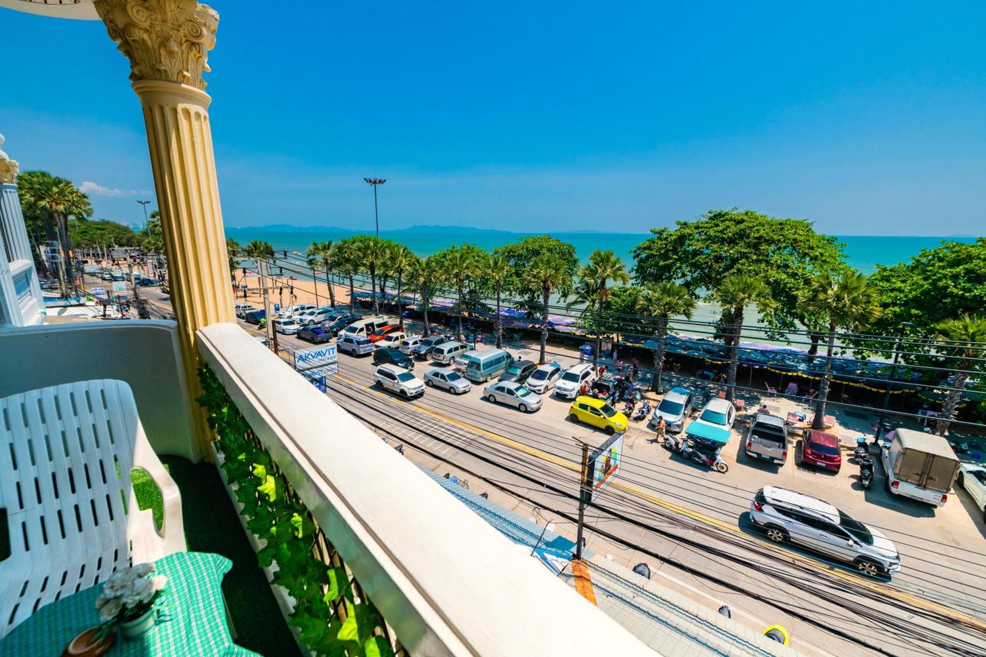 Happy Vikings - Beachfront Jomtien Beach Room photo